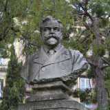 Tra le foglie spuntano poi i busti di tre uomini illustri: l�economista Salvatore Cognetti De Martiis (ritratto nel 1903 dallo scultore Filippo Cifariello)...